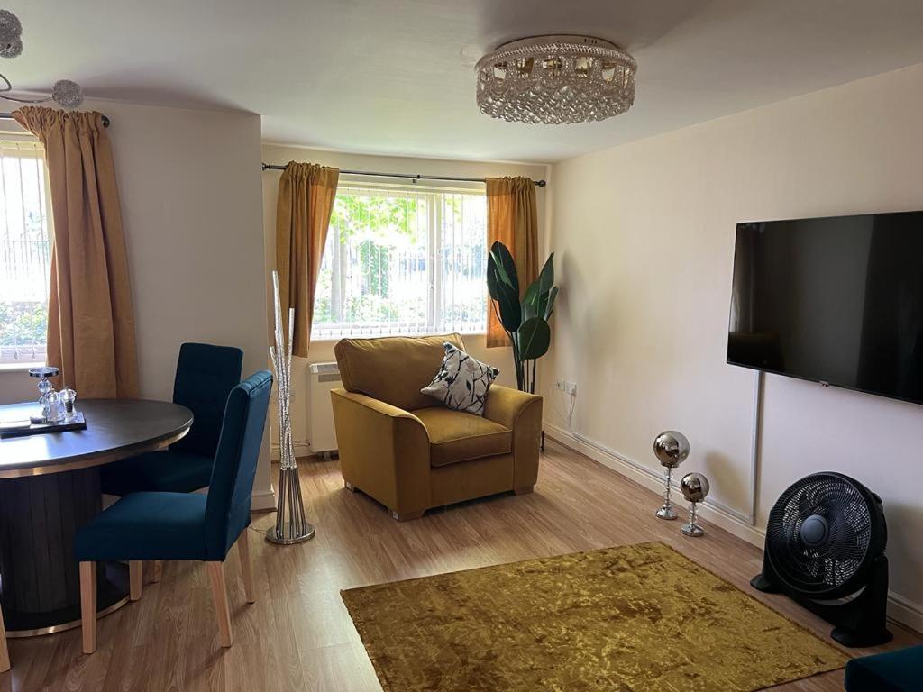 Modern Beautiful Gated Two Bed Apartment Stifford Экстерьер фото