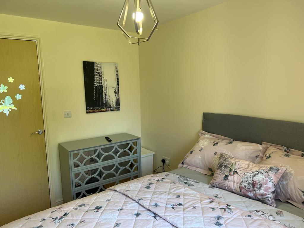 Modern Beautiful Gated Two Bed Apartment Stifford Экстерьер фото