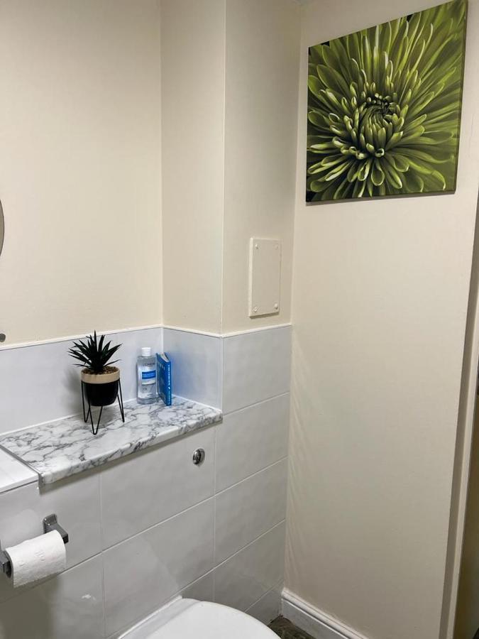 Modern Beautiful Gated Two Bed Apartment Stifford Экстерьер фото