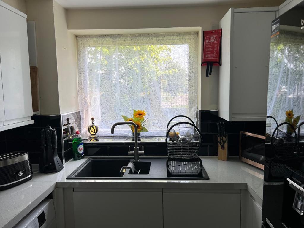 Modern Beautiful Gated Two Bed Apartment Stifford Экстерьер фото