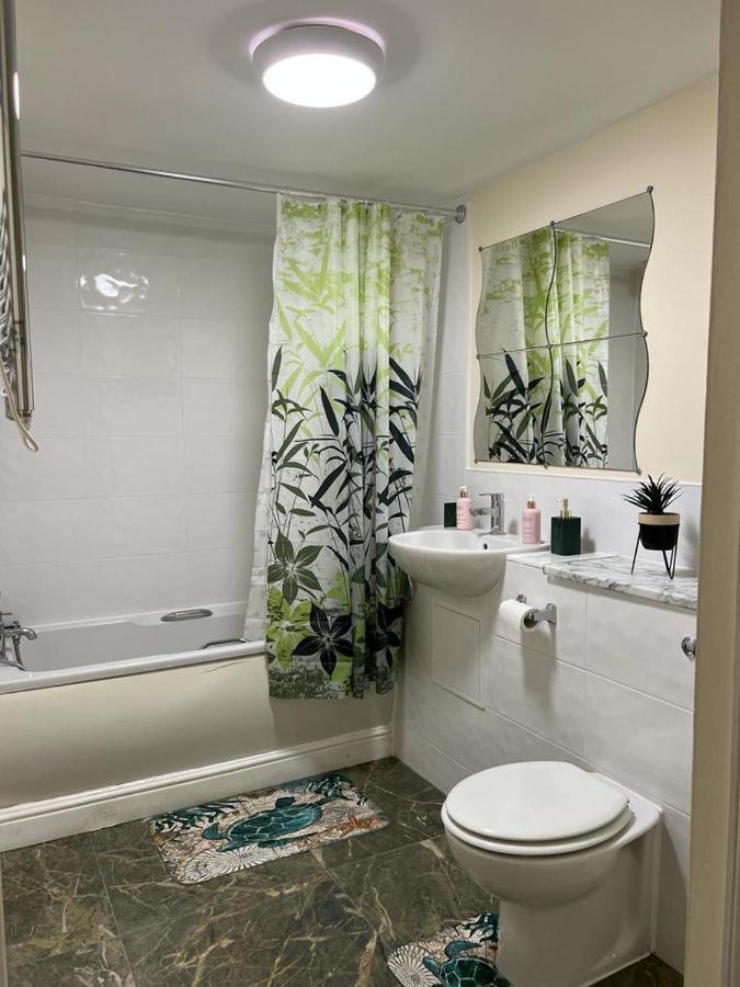 Modern Beautiful Gated Two Bed Apartment Stifford Экстерьер фото
