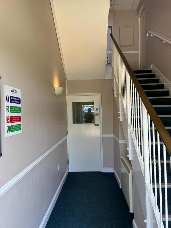 Modern Beautiful Gated Two Bed Apartment Stifford Экстерьер фото