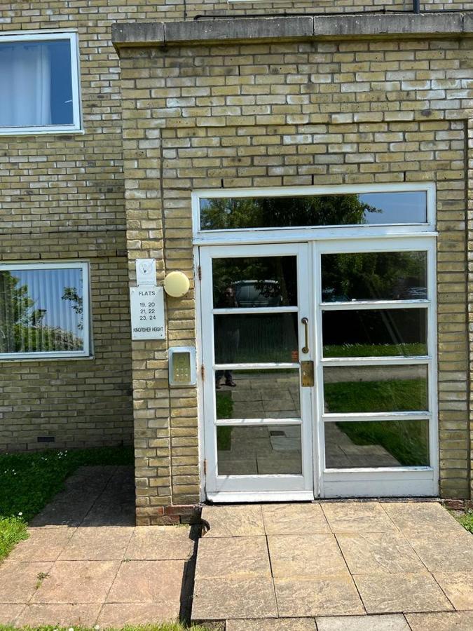 Modern Beautiful Gated Two Bed Apartment Stifford Экстерьер фото