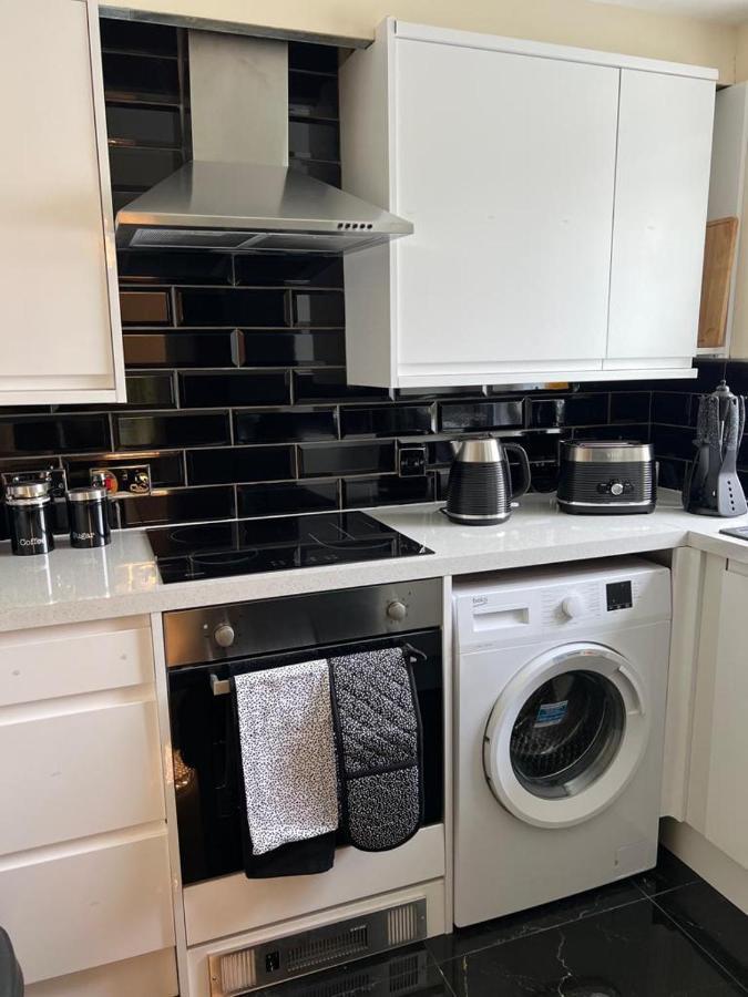 Modern Beautiful Gated Two Bed Apartment Stifford Экстерьер фото